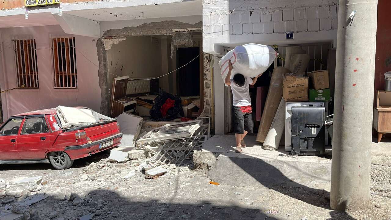 Mutfaktaki gaz sıkışması patlamaya neden oldu! Evin duvarları yıkıldı, araçlar hasar gördü 6